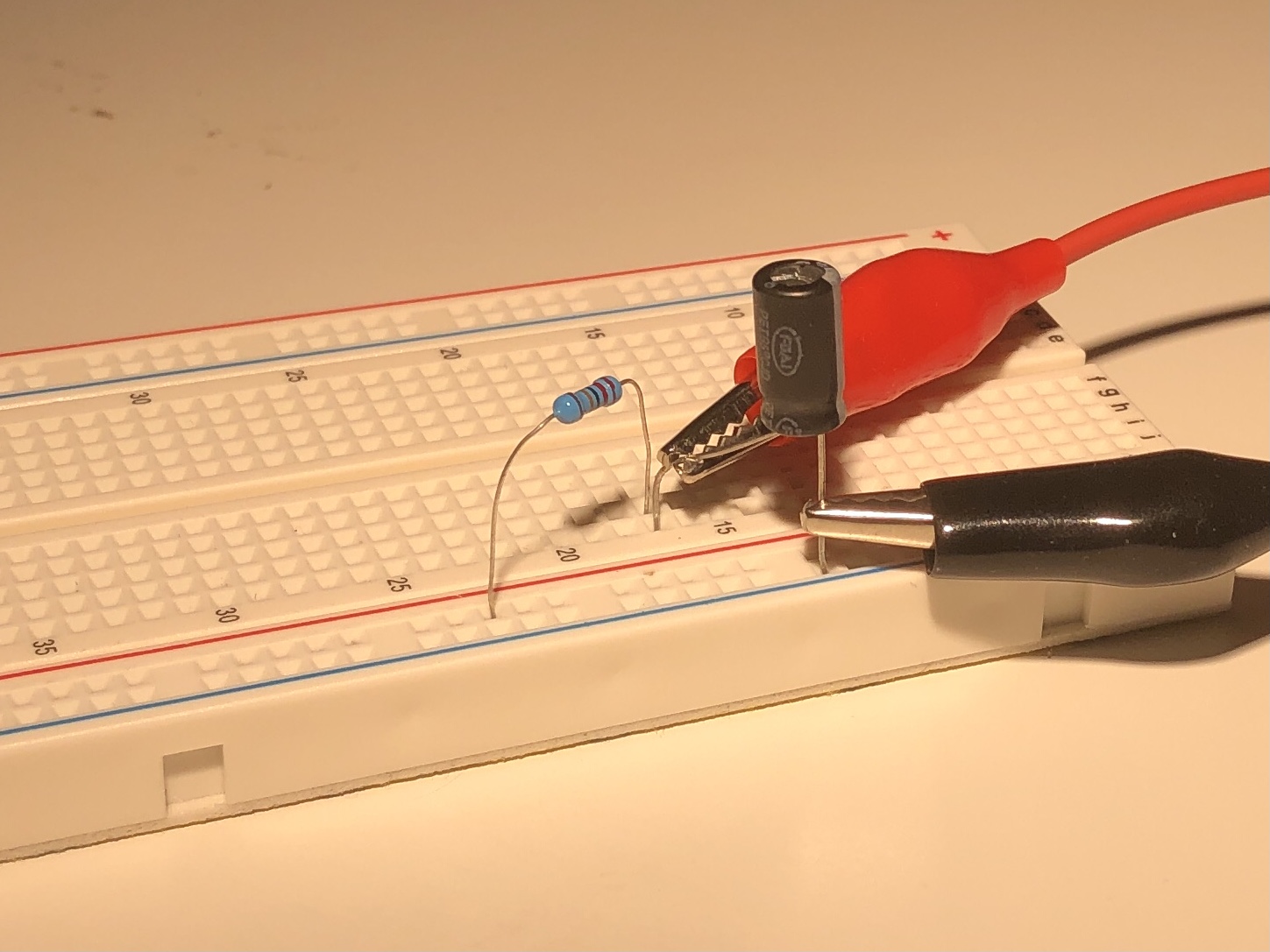 KBe20phys250srcCapacitorLabCircuit.png